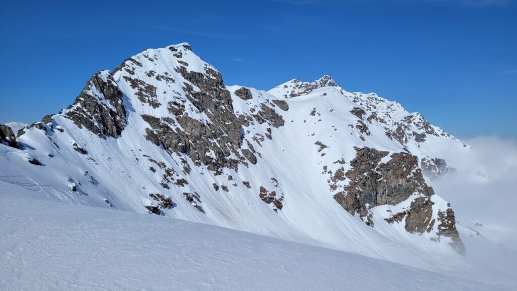 On s'arrête 50m sous le col: grosses corniches et accumulations nous dissuadent d'y monter